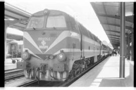 Expreso Puerta del Sol Madrid - París, remolcado por la locomotora diésel - eléctrica 333 - 070 -...