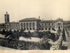 Vista de la fachada principal del edificio de viajeros de la estación de Toledo, tomada por el la...