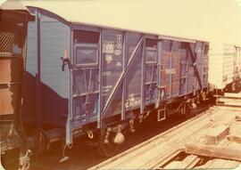Vagón cerrado TRANSFESA con numeración 24 RIV 71 RENFE 028 - 5 - 196 - 8