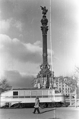 Locomotora Talgo Virgen de Begoña en Barcelona, ante Colón en la estación Término y por las calles