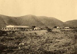 Ferrocarril de Otavi: Otavi, kilómetro 496. Delante, el edificio de la Sociedad Minera y del Ferr...