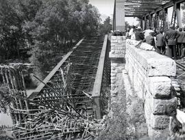 Sustitución del antiguo puente metálico sobre el río Duero, en las proximidades del km 237,514 de...