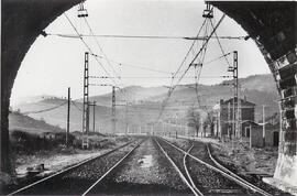 Estación de Pradell desde el túnel de la línea de Madrid-Atocha a Barcelona-Término (vía Caspe)