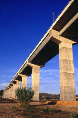 Viaducto del Ebro II, situado en el km 180,504 de la línea de Valencia a Tarragona, entre los mun...