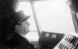 Maquinista e interior de la cabina de automotor térmico diésel TAF de la serie 595 de RENFE, ex s...