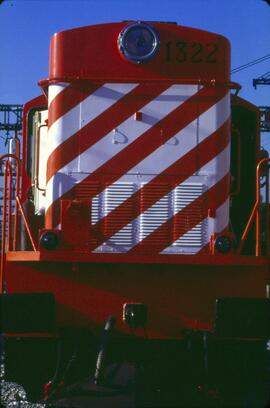 Vista de la parte frontal de un tractor o locomotora diésel - eléctrica de la serie 313 - 001 a 0...