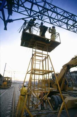 Trabajo de montaje de catenaria a la salida de Atocha