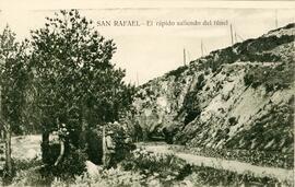 Vista del tren rápido de San Rafael saliendo de un túnel