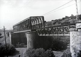 Puente metálico de dos tramos y 76 m, con vigas tipo Linville y Cruz de San Andrés. Situado en el...