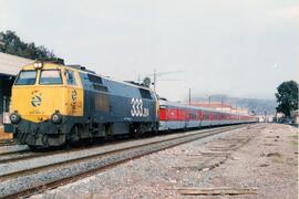 Locomotora diésel - eléctrica 333 - 204 de RENFE, fabricada por MACOSA y pintada en  amarillo y g...