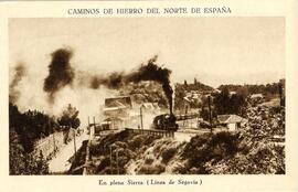 Vista de una locomotora de la línea de Segovia atravesando la sierra