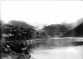 Puente de fábrica de 3 tramos y 62 m de longitud, que salta sobre un brazo del embalse de Sequeir...