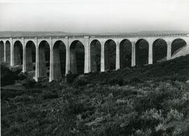 Viaducto de hormigón sobre el río Truchas, en el km 95,476 de la línea de Zamora a La Coruña, y s...