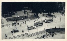 Vista del paseo del Arenal de Bilbao, y de dos tranvías