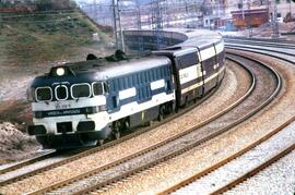 Talgo Pendular con la locomotora diésel 354 - 006 - 9 “Virgen de Aránzazu” tomando una curva