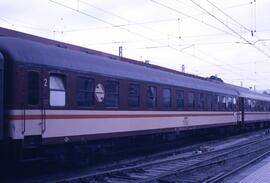 Coche de viajeros de 2ª clase BB 8634 de la serie BB 8501 a 8945 de RENFE, con decoración estrell...