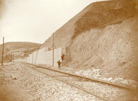 Construcción de terraplén al lado de la vía del ferrocarril