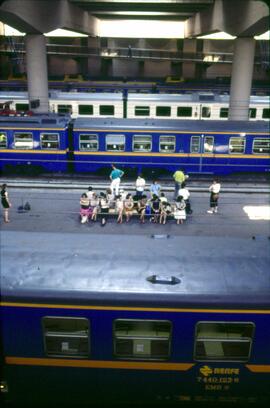 Viajeros y trenes en la estación de Madrid - Atocha