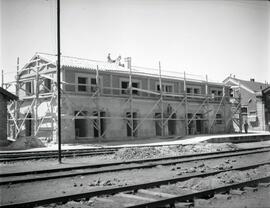 Construcción de viviendas para el personal, en la estación de Pamplona y depósito de material y t...