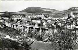 Vista aérea de un viaducto del ferrocarril a su paso por el distrito de Lorena de la ciudad suiza...