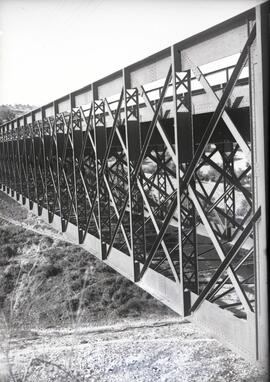 Puente metálico de un tramo y 71 m, con vigas de celosía, denominado "Vado Judío" y sit...