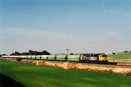 Locomotora diésel - eléctrica 333 - 047 de RENFE, fabricada por MACOSA y pintada en amarillo y gr...