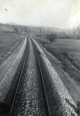 Vista de la vía en renovación situada a la altura del km 17,850 de la línea de León a Gijón, que ...