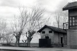 Estación de Azanaque, situada en el km 524,719 de la línea de Córdoba a Sevilla, dentro del munic...