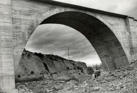 Vista del puente sobre el río Tulivana, situado en el km 98,405 de la línea de Huesca a Jaca, y d...