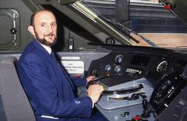 José Manuel García del Río en el interior de la cabina de conducción de AVE serie 100