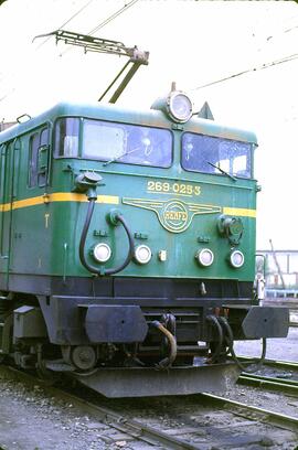 Locomotora eléctrica 269 - 025 - 3  de RENFE con pantógrafo elevado