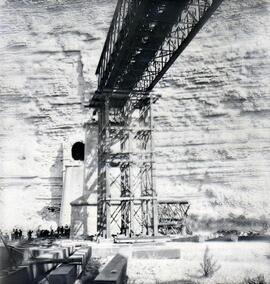 Puente de Matarraña, situado en el km 148,850 de la línea de Zaragoza a Barcelona, entre los muni...