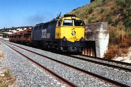 Locomotora diésel - eléctrica 333 - 063 de RENFE, fabricada por MACOSA y pintada en  amarillo y g...