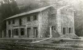 Vista general del edificio de viajeros en construcción de la estación de San Esteban del Sil de l...