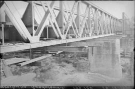 Puente sobre el Guadalquivir en el km 199,724 de la línea de Mérida a Sevilla, entre los términos...