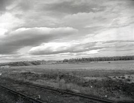 Puente de hormigón sobre el Ebro del km 95,354 de la línea de Zaragoza a Alsasua, situado dentro ...