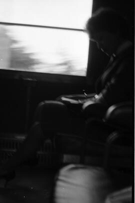Viajera en el interior de un coche de viajeros de la línea de Sintra (Portugal)