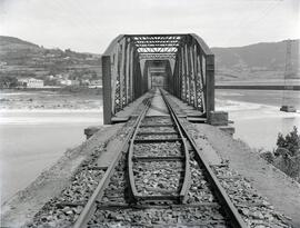 Puente metálico de tres tramos con vigas en cruz de San Andrés sobre la Ría de Eume, en el km 23/...