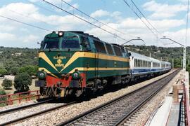 Locomotora diésel - eléctrica 333 - 052 de RENFE, fabricadas por MACOSA y pintada con sus colores...