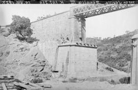 Puente del arroyo Benalija III en el km 142,254 de la línea de Mérida a Sevilla (Los Rosales), en...