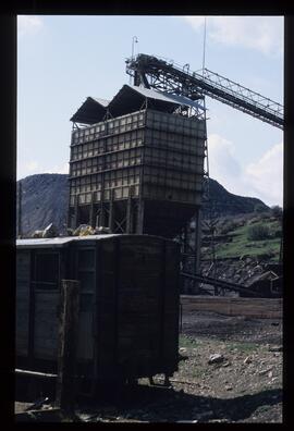 Tolvas del cargadero de mineral y nave de clasificación y cribado de las minas de hierro de la Co...