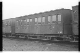 Coches de viajeros H 47 y H 15 del Ferrocarril de Langreo en la estación de Gijón
