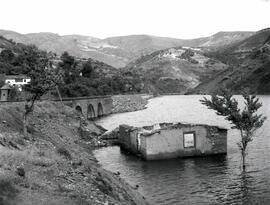 Puente de fábrica de 3 tramos y 62 m de longitud, que salta sobre un brazo del embalse de Sequeir...