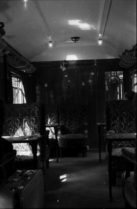 Interior de un coche - salón Pullman, detenido en la estación de Deva