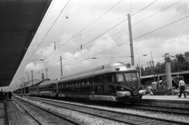 Automotor diésel 595 TAF de los Caminhos de Ferro Portugueses en la estación de Santa Apolonia (L...