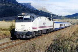 Locomotora diésel - eléctrica 333 - 106 de RENFE OPERADORA, fabricada por MACOSA, remolcando una ...
