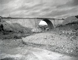 Puente de fábrica de un solo tramo de la línea de Huesca a Canfranc, situado en un km sin determinar