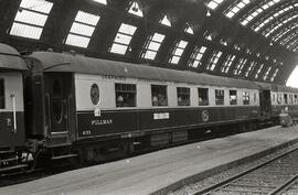 Coche - salón Pullman 4153 formando parte de una composición de la línea de Milán a Napoles, dete...