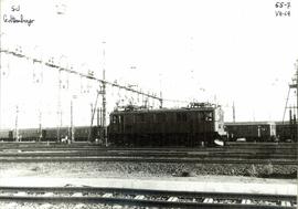 Locomotora eléctrica de los Ferrocarriles Estatales Suecos (SJ), detenida en la estación de Gotem...