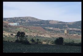 Tolvas del cargadero de mineral y nave de clasificación y cribado de las minas de hierro de la Co...